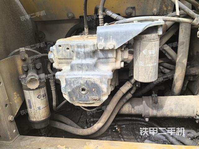 液压泵舱室正面整体（整机外观）