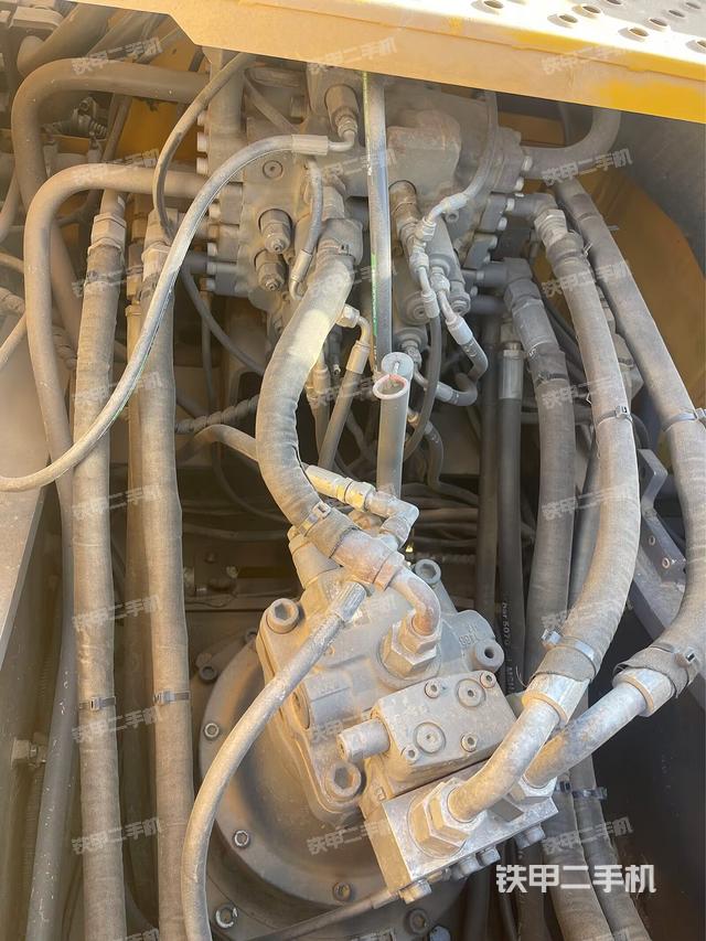 回转马达和主控阀（整机外观）