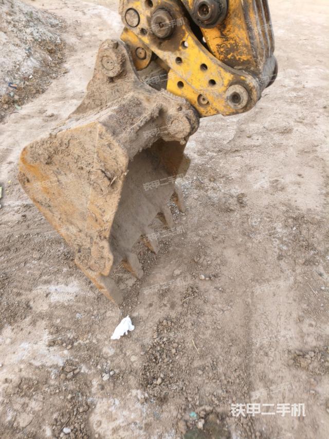 駕駛室頂部(整機(jī)外觀) 駕駛室頂部(整機(jī)外觀)