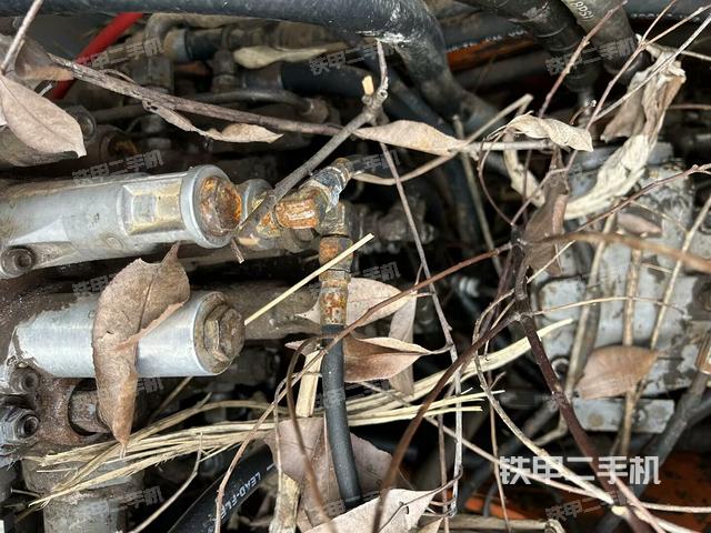 回轉馬達和主控閥(整機外觀) 回轉馬達和主控閥(整機外觀)