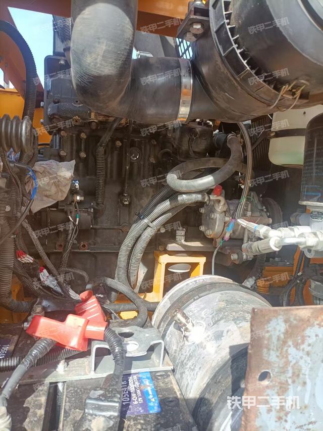 液压泵舱室正面整体（整机外观）