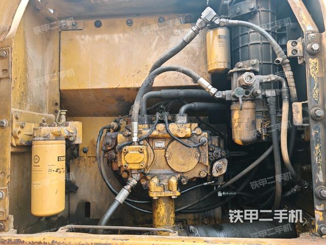 液壓泵艙室正面整體（整機(jī)外觀）