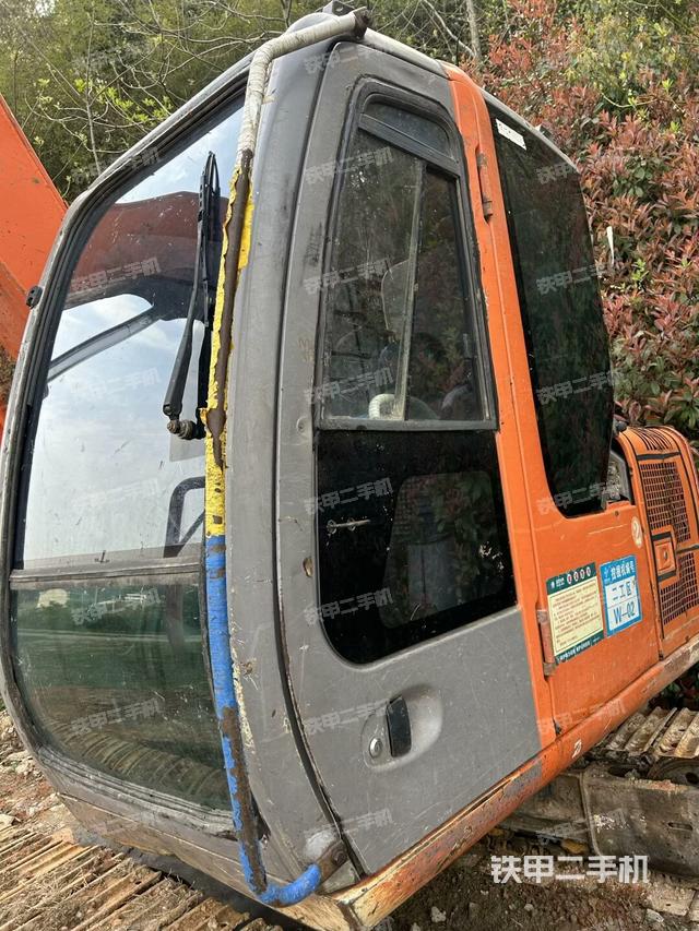 駕駛室整體(整機外觀) 駕駛室整體(整機外觀)