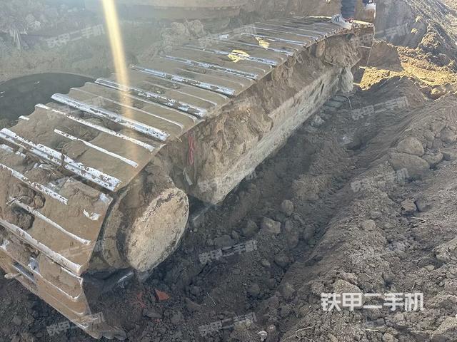 單側(cè)履帶整體(整機外觀) 單側(cè)履帶整體(整機外觀)