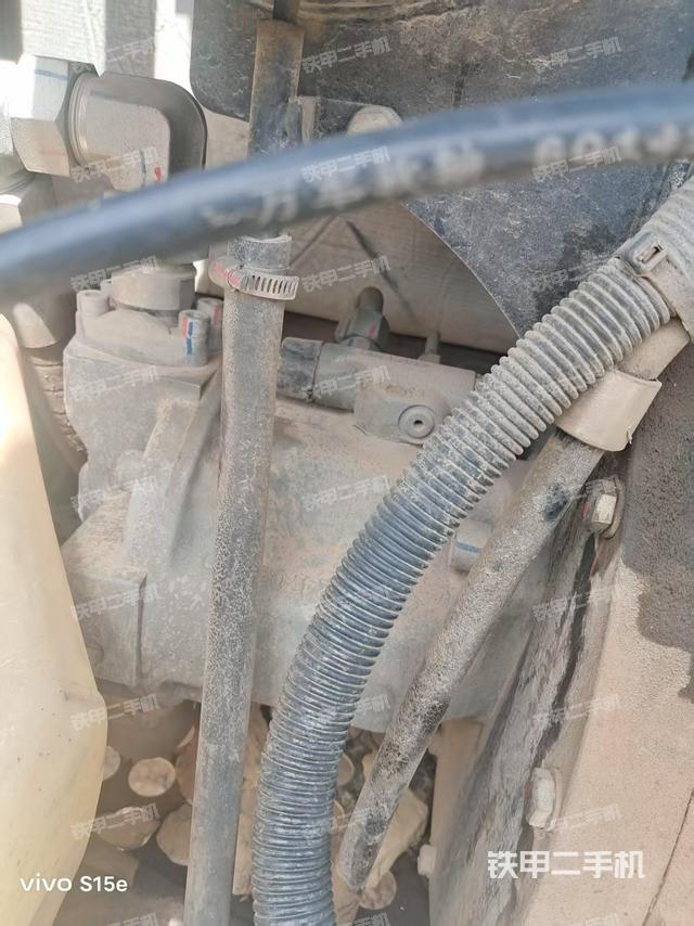 液壓泵艙室正面整體（整機外觀）