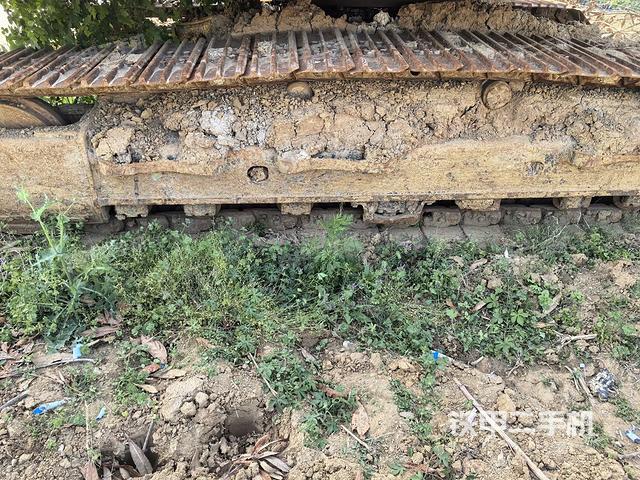 單側(cè)履帶整體(整機(jī)外觀) 單側(cè)履帶整體(整機(jī)外觀)