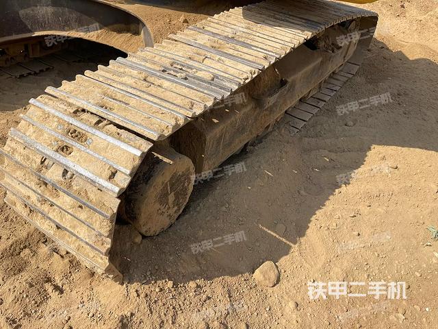 單側(cè)履帶整體(整機外觀) 單側(cè)履帶整體(整機外觀)