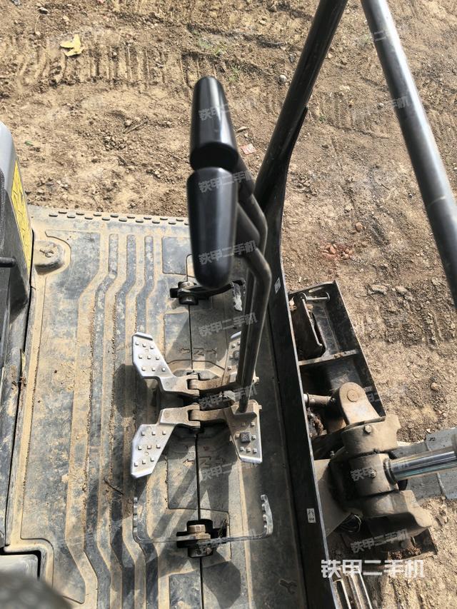 行走控制手柄和踏板?俯拍（駕駛室部分）