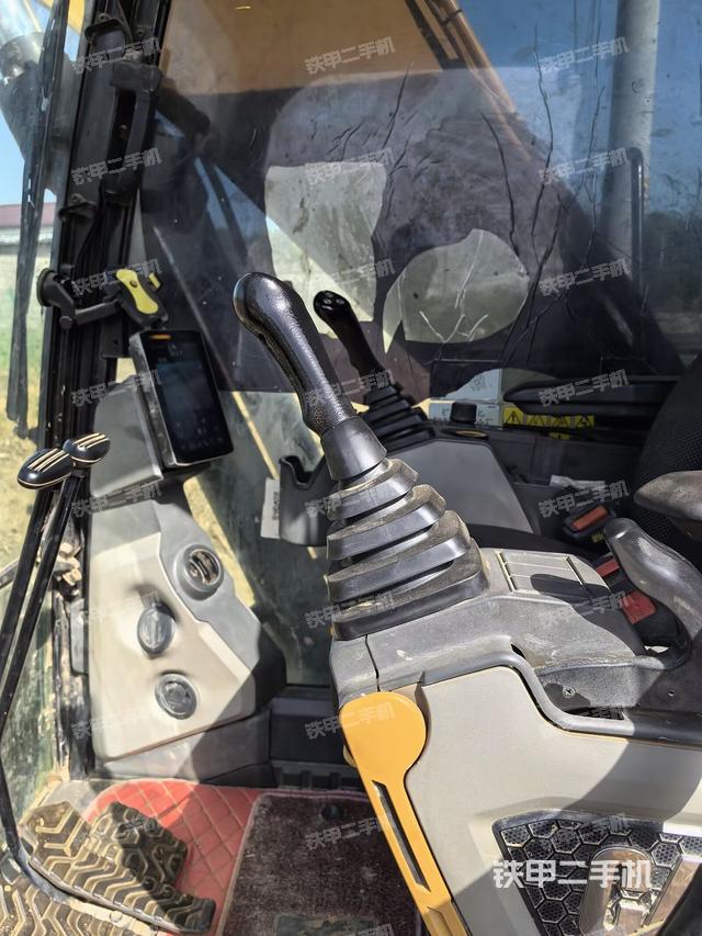 駕駛室整體(整機(jī)外觀) 駕駛室整體(整機(jī)外觀)