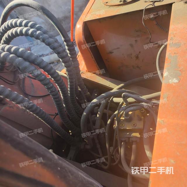 回转马达和主控阀（整机外观）