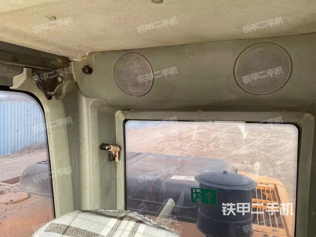 駕駛室頂部(整機(jī)外觀) 駕駛室頂部(整機(jī)外觀)