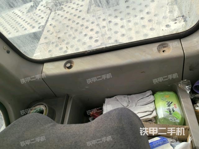 行走控制手柄和踏板?俯拍（駕駛室部分）