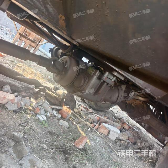 液压泵舱室正面整体（整机外观）