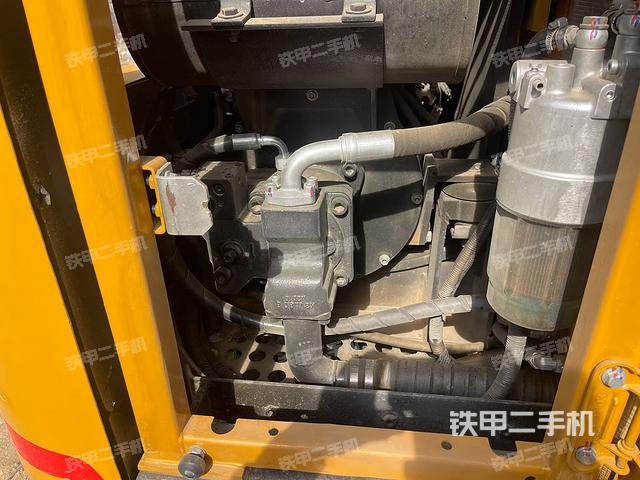 液壓泵艙室正面整體(整機外觀) 液壓泵艙室正面整體(整機外觀)