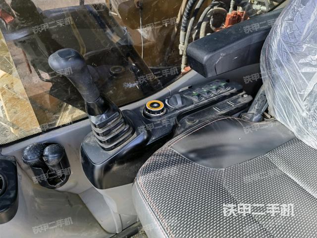 座椅右側(cè)控制臺/鑰匙門/油門/含右手柄(駕駛室部分) 座椅右側(cè)控制臺/鑰匙門/油門/含右手柄(駕駛室部分)