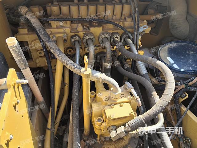 回轉(zhuǎn)馬達(dá)和主控閥(整機(jī)外觀) 回轉(zhuǎn)馬達(dá)和主控閥(整機(jī)外觀)