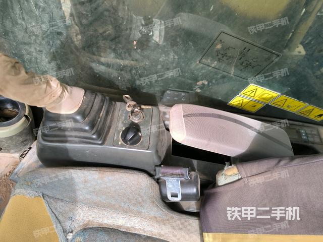 座椅右側(cè)控制臺(tái)/鑰匙門(mén)/油門(mén)/含右手柄(駕駛室部分) 座椅右側(cè)控制臺(tái)/鑰匙門(mén)/油門(mén)/含右手柄(駕駛室部分)