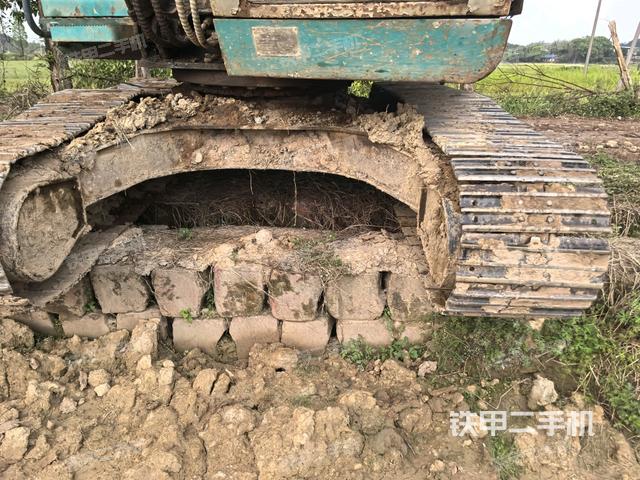 鏟斗右后整體(工作和回轉(zhuǎn)裝置) 鏟斗右后整體(工作和回轉(zhuǎn)裝置)