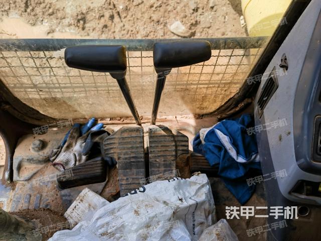 行走控制手柄和踏板?俯拍（駕駛室部分）