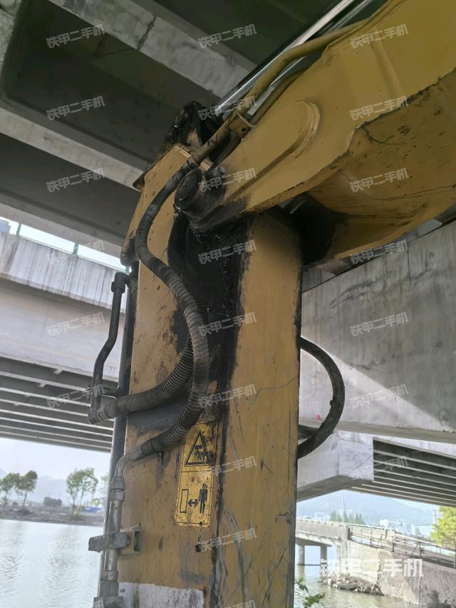 小臂整體左后(工作和回轉裝置) 小臂整體左后(工作和回轉裝置)