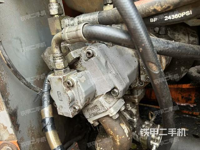 液壓泵艙室正面整體(整機外觀) 液壓泵艙室正面整體(整機外觀)