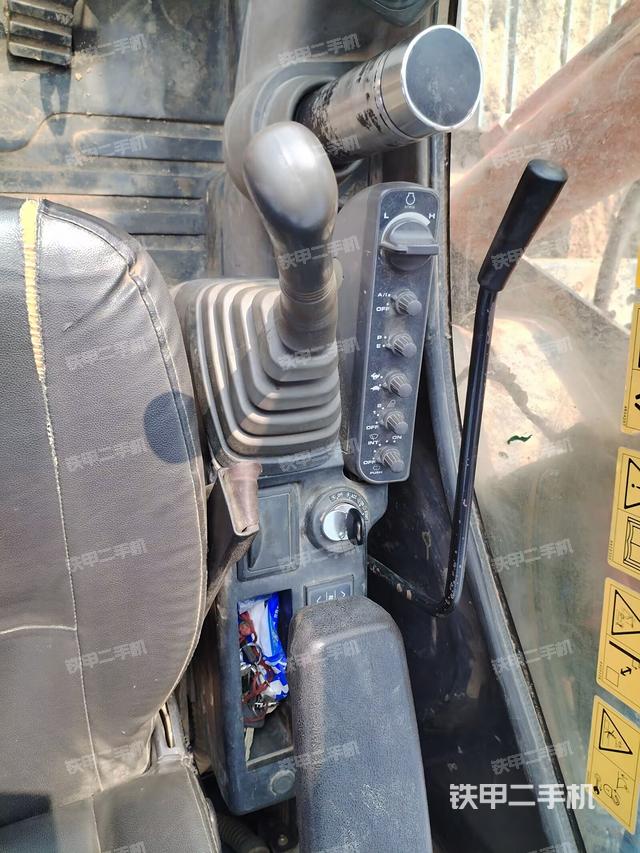 座椅右側(cè)控制臺/鑰匙門/油門/含右手柄(駕駛室部分) 座椅右側(cè)控制臺/鑰匙門/油門/含右手柄(駕駛室部分)