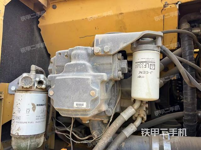 液壓泵艙室正面整體(整機外觀) 液壓泵艙室正面整體(整機外觀)