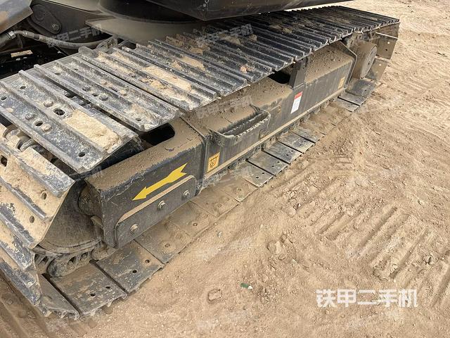 單側(cè)履帶整體(整機外觀) 單側(cè)履帶整體(整機外觀)