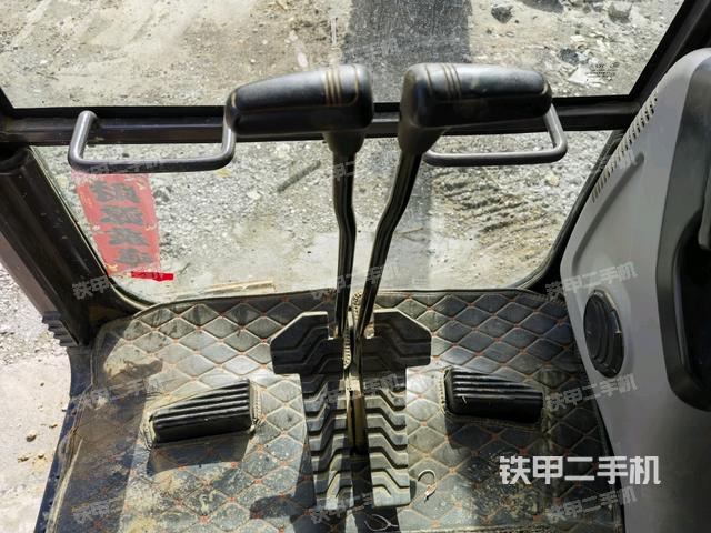 行走控制手柄和踏板?俯拍(駕駛室部分) 行走控制手柄和踏板?俯拍(駕駛室部分)