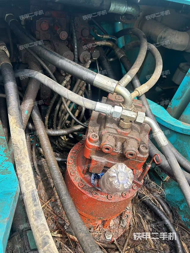 回轉(zhuǎn)馬達(dá)和主控閥（整機(jī)外觀）