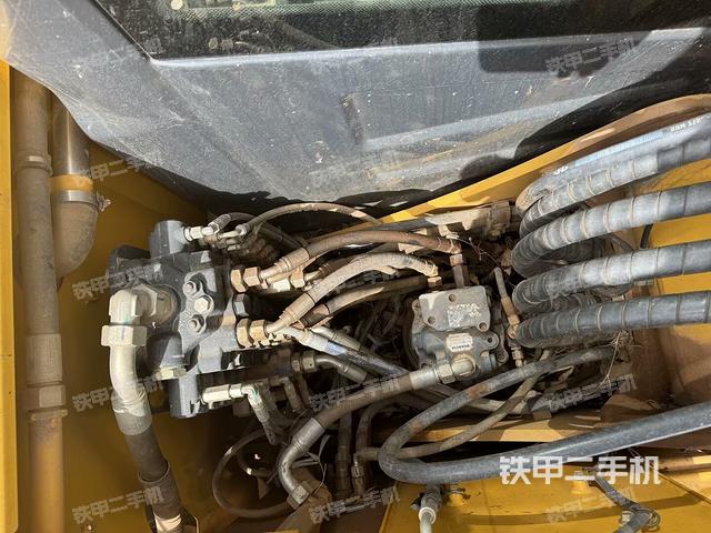 回轉(zhuǎn)馬達(dá)和主控閥(整機(jī)外觀) 回轉(zhuǎn)馬達(dá)和主控閥(整機(jī)外觀)