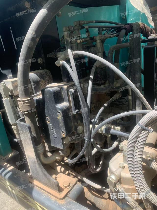 回轉馬達和主控閥(整機外觀) 回轉馬達和主控閥(整機外觀)