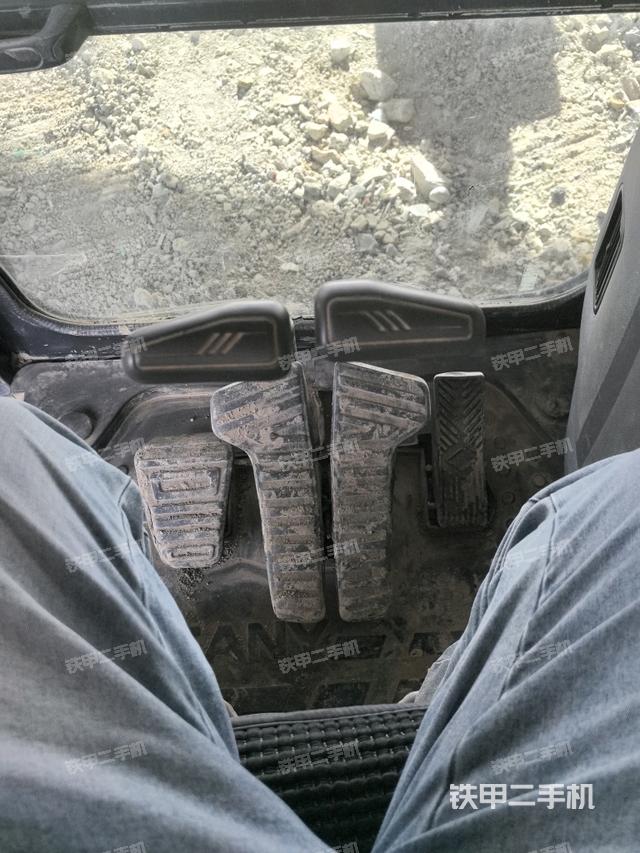 行走控制手柄和踏板?俯拍(駕駛室部分) 行走控制手柄和踏板?俯拍(駕駛室部分)