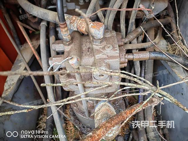 回轉(zhuǎn)馬達(dá)和主控閥(整機(jī)外觀) 回轉(zhuǎn)馬達(dá)和主控閥(整機(jī)外觀)