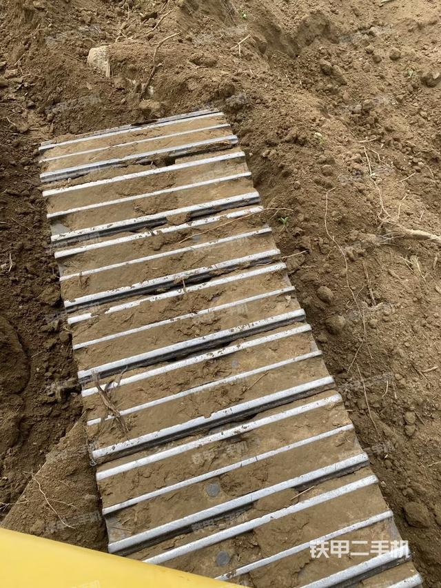 單側(cè)履帶整體(整機(jī)外觀) 單側(cè)履帶整體(整機(jī)外觀)