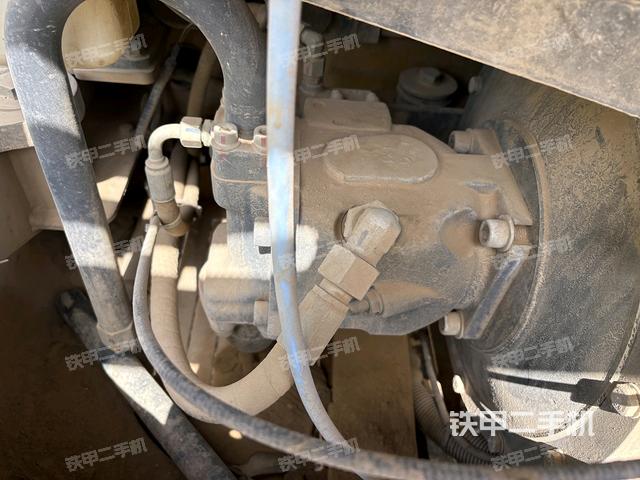 液壓泵艙室正面整體（整機外觀）