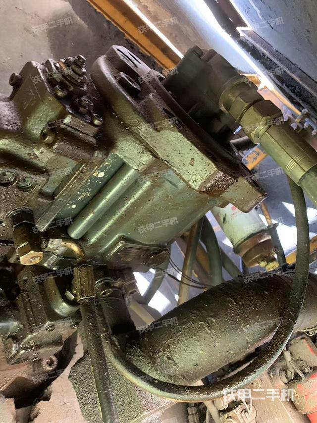 液壓泵艙室正面整體（整機外觀）