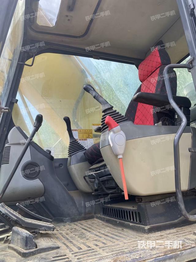 駕駛室頂部(整機(jī)外觀) 駕駛室頂部(整機(jī)外觀)