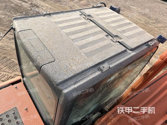 駕駛室頂部(整機(jī)外觀) 駕駛室頂部(整機(jī)外觀)