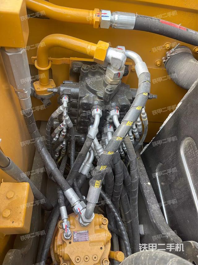 回轉(zhuǎn)馬達和主控閥(整機外觀) 回轉(zhuǎn)馬達和主控閥(整機外觀)