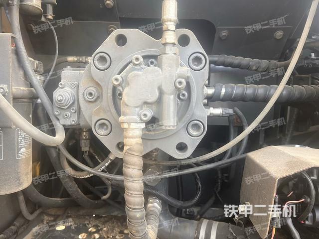 液壓泵艙室正面整體(整機外觀) 液壓泵艙室正面整體(整機外觀)