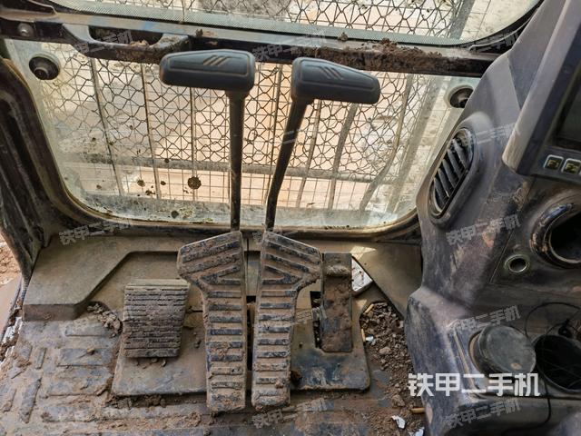 行走控制手柄和踏板?俯拍（駕駛室部分）