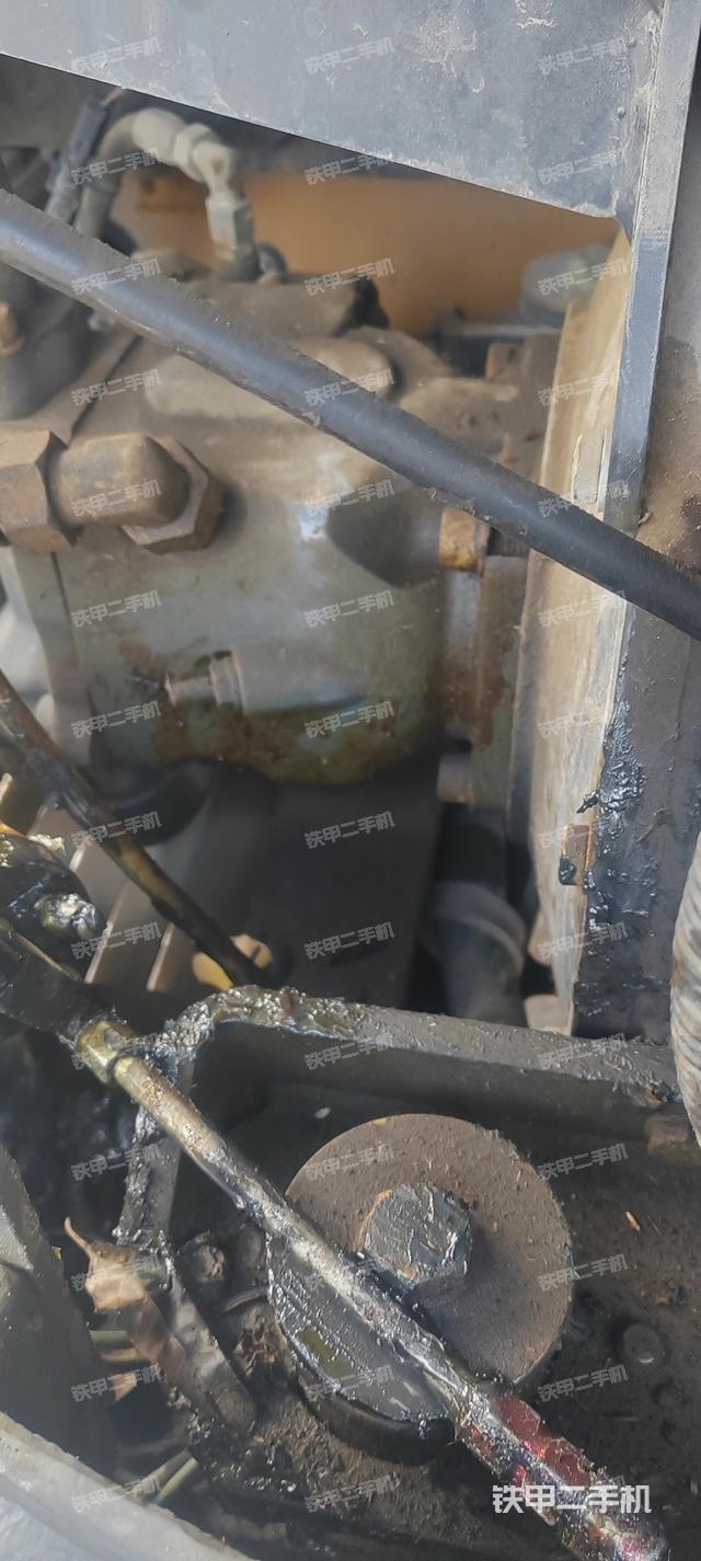 液压泵舱室正面整体（整机外观）