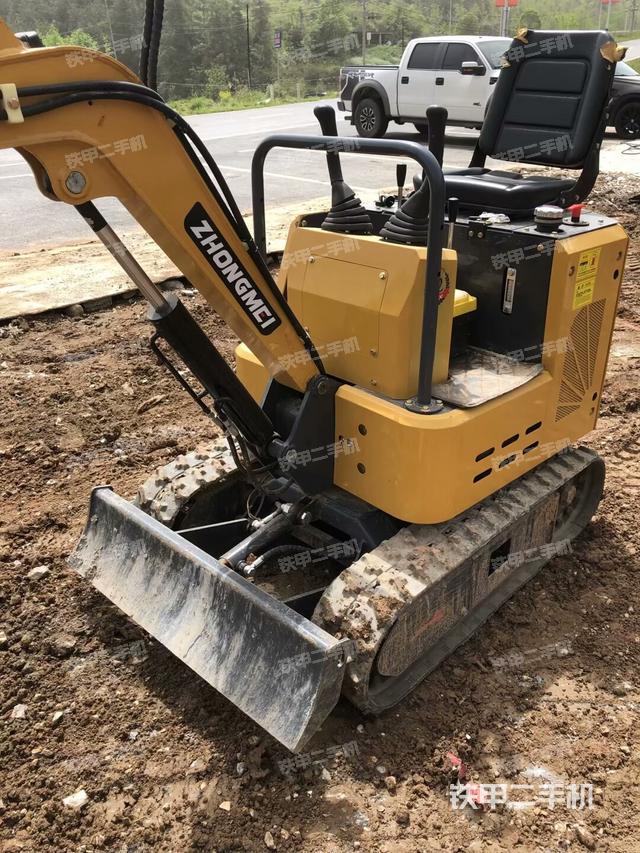 轉(zhuǎn)盤和下車架正前(工作和回轉(zhuǎn)裝置) 轉(zhuǎn)盤和下車架正前(工作和回轉(zhuǎn)裝置)