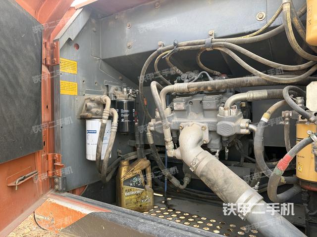 液壓泵艙室正面整體(整機(jī)外觀) 液壓泵艙室正面整體(整機(jī)外觀)
