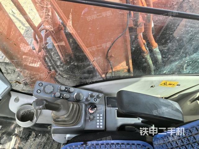 座椅右側(cè)控制臺/鑰匙門/油門/含右手柄(駕駛室部分) 座椅右側(cè)控制臺/鑰匙門/油門/含右手柄(駕駛室部分)