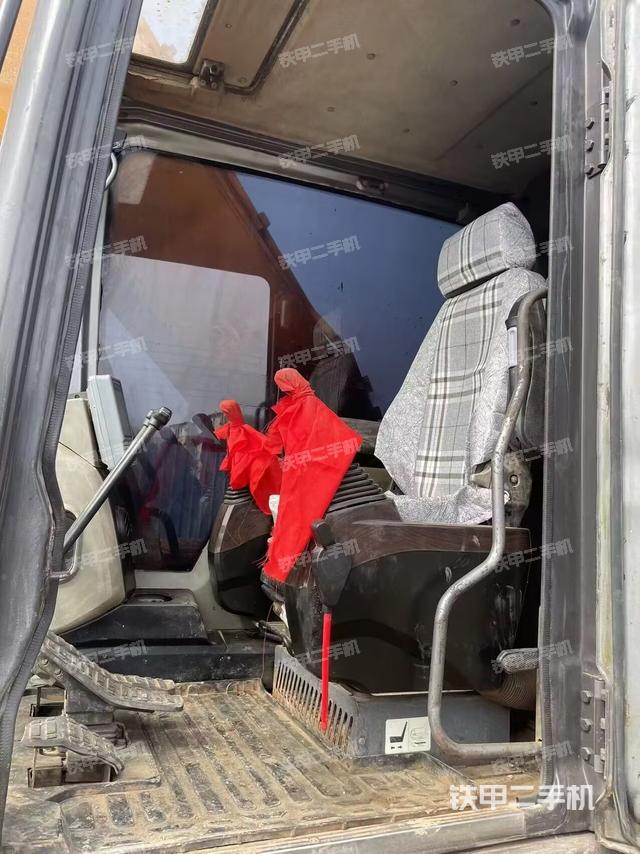 駕駛室整體(整機(jī)外觀) 駕駛室整體(整機(jī)外觀)