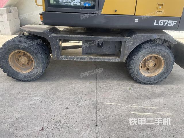 左側(cè)履帶整體?(行走機(jī)構(gòu)) 左側(cè)履帶整體?(行走機(jī)構(gòu))