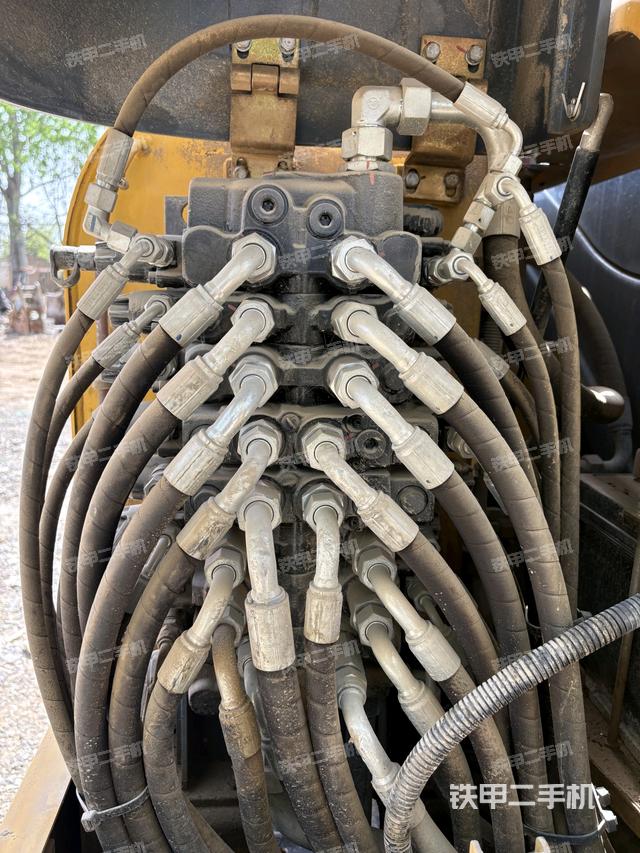 回轉(zhuǎn)馬達和主控閥（整機外觀）