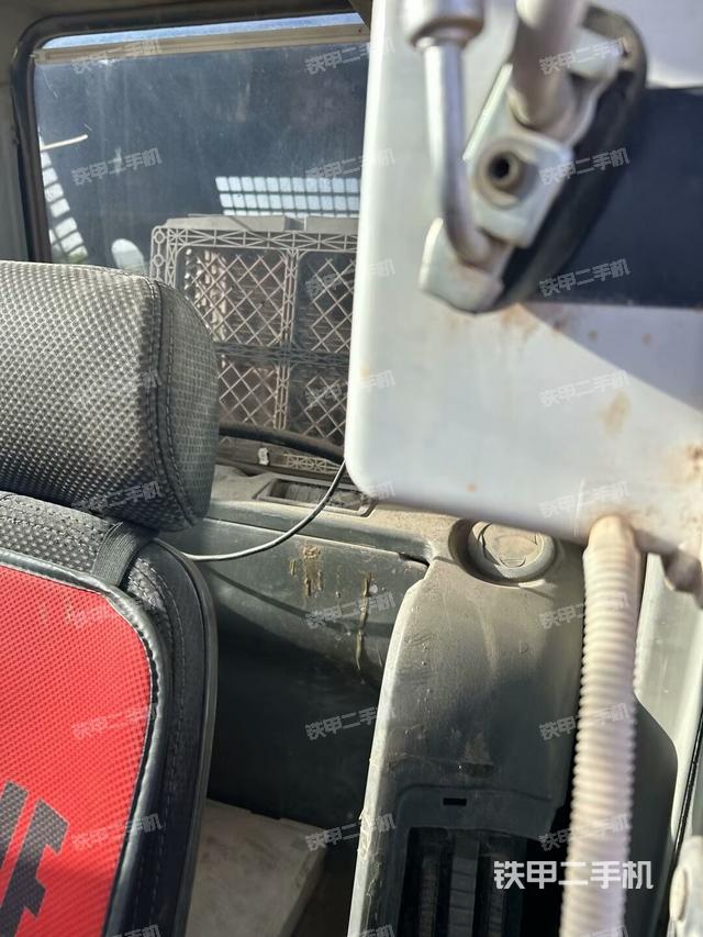 行走控制手柄和踏板?俯拍（駕駛室部分）